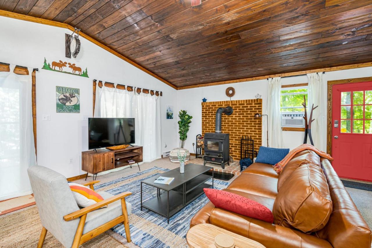Secluded W Hot Tub, Fire Pit, Deck & Updated Wifi Great Cacapon ภายนอก รูปภาพ
