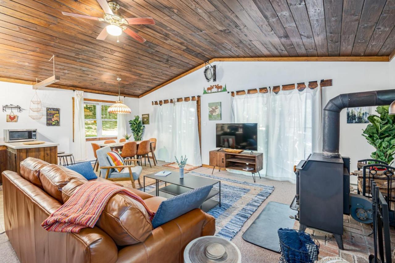 Secluded W Hot Tub, Fire Pit, Deck & Updated Wifi Great Cacapon ภายนอก รูปภาพ