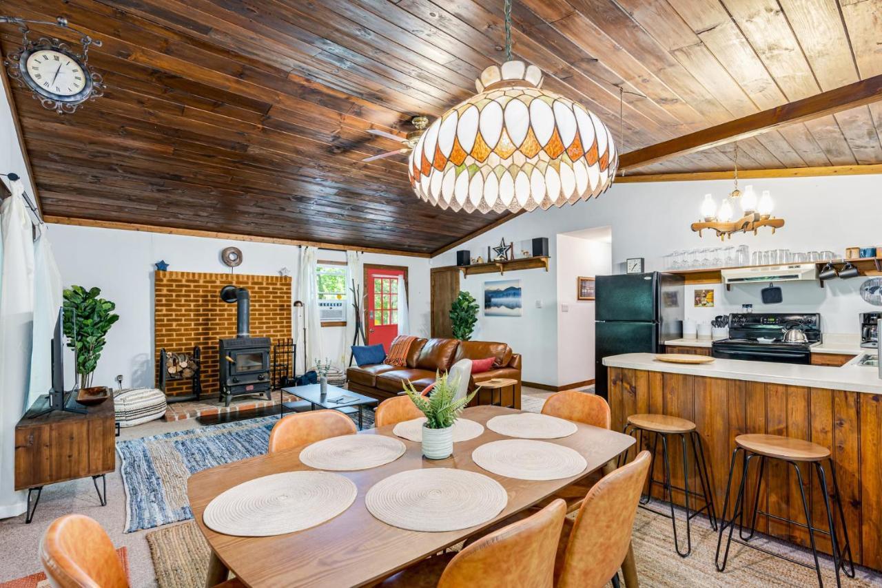 Secluded W Hot Tub, Fire Pit, Deck & Updated Wifi Great Cacapon ภายนอก รูปภาพ