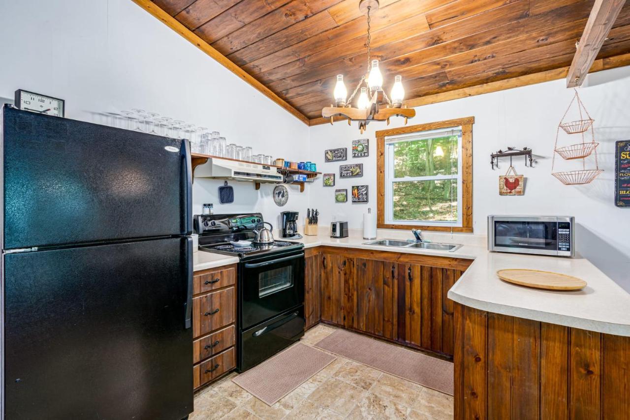 Secluded W Hot Tub, Fire Pit, Deck & Updated Wifi Great Cacapon ภายนอก รูปภาพ