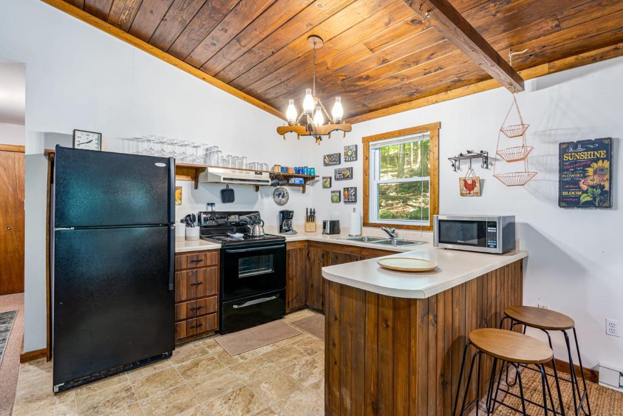Secluded W Hot Tub, Fire Pit, Deck & Updated Wifi Great Cacapon ภายนอก รูปภาพ