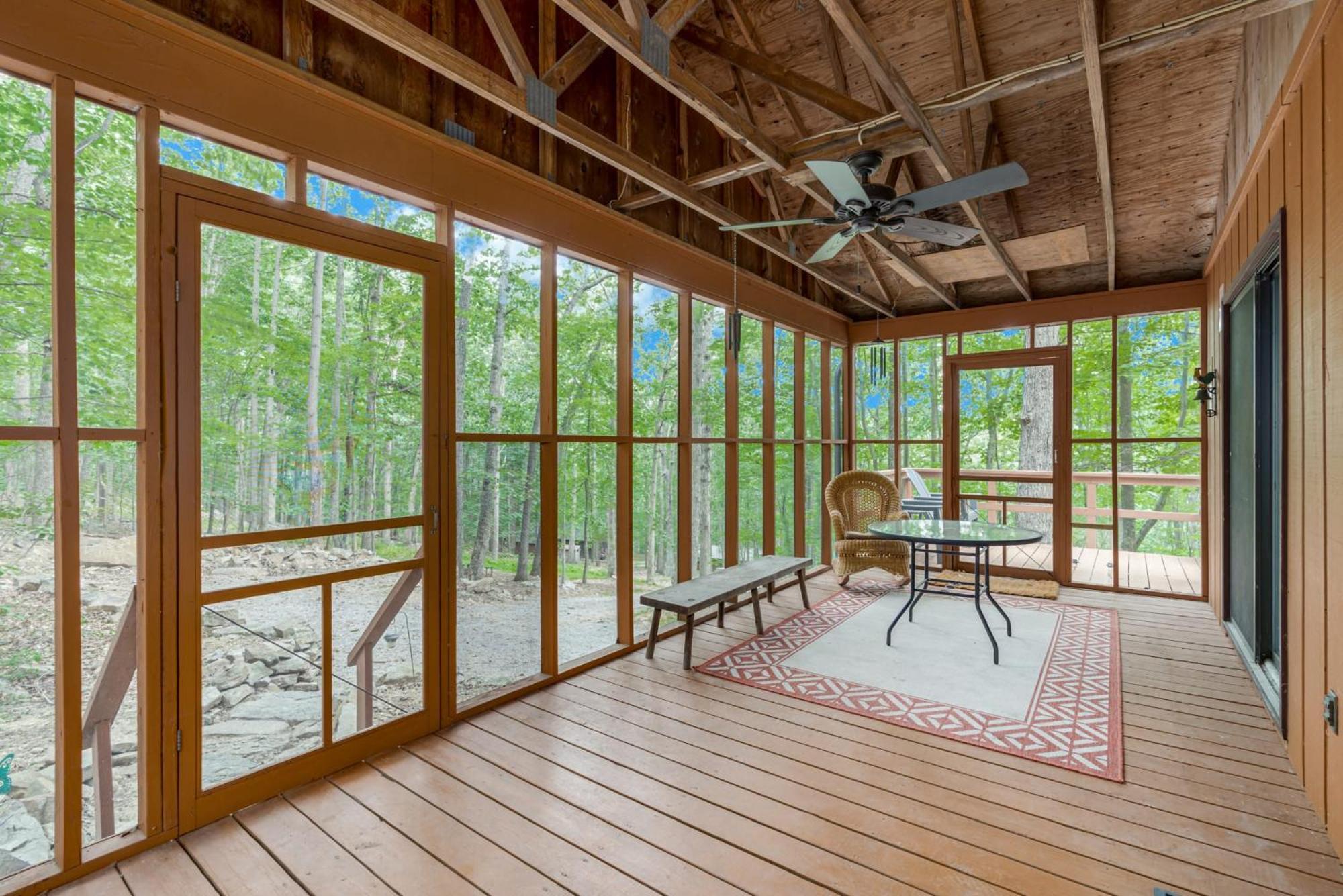 Secluded W Hot Tub, Fire Pit, Deck & Updated Wifi Great Cacapon ภายนอก รูปภาพ