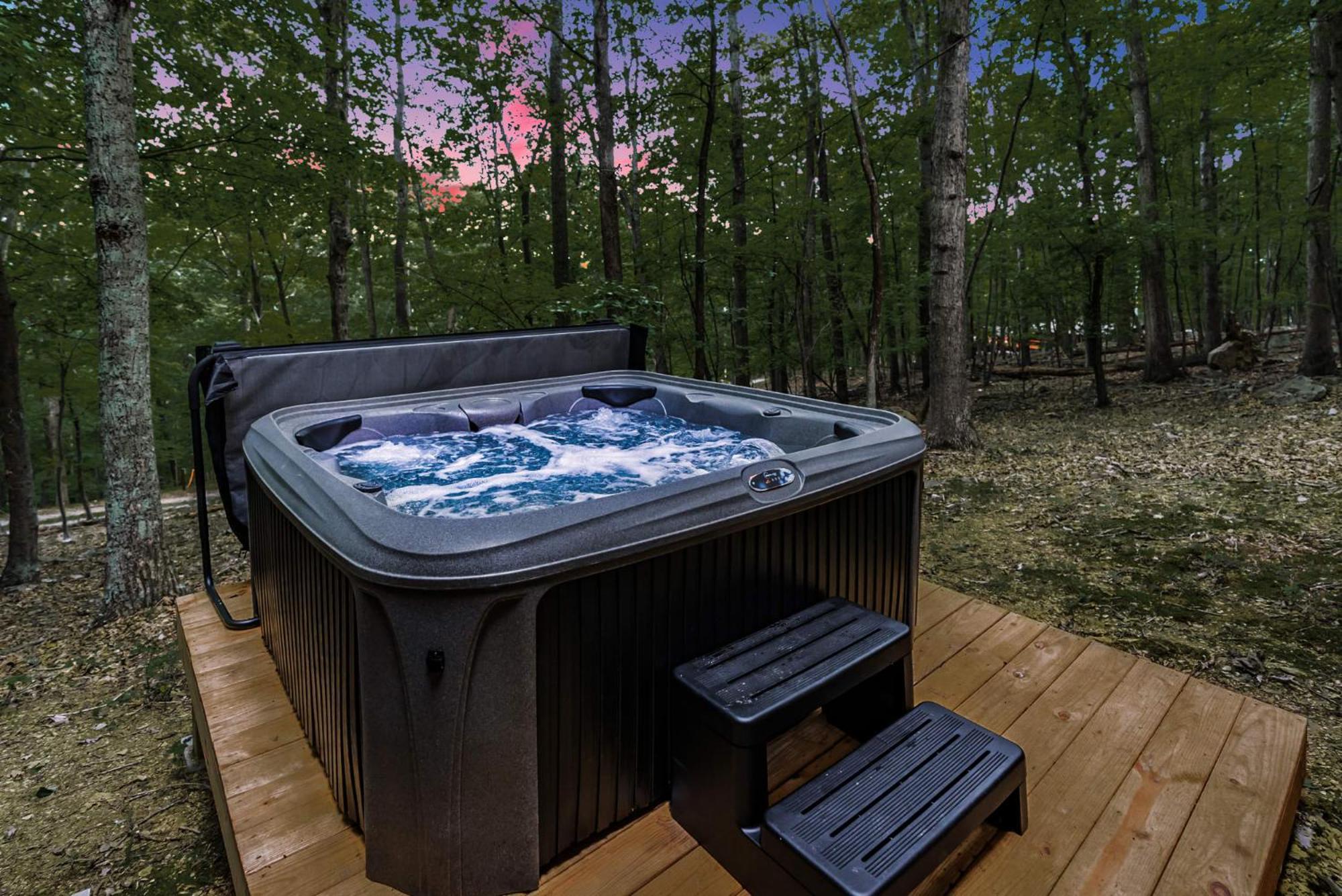 Secluded W Hot Tub, Fire Pit, Deck & Updated Wifi Great Cacapon ภายนอก รูปภาพ
