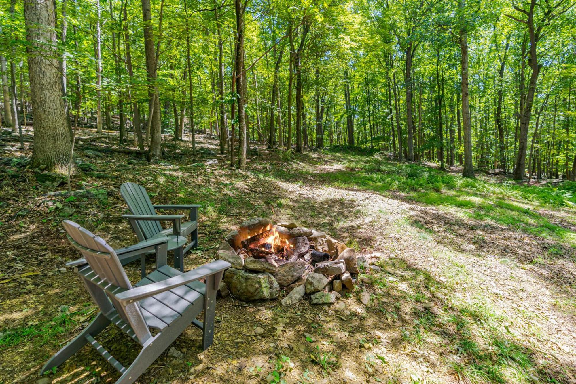 Secluded W Hot Tub, Fire Pit, Deck & Updated Wifi Great Cacapon ภายนอก รูปภาพ