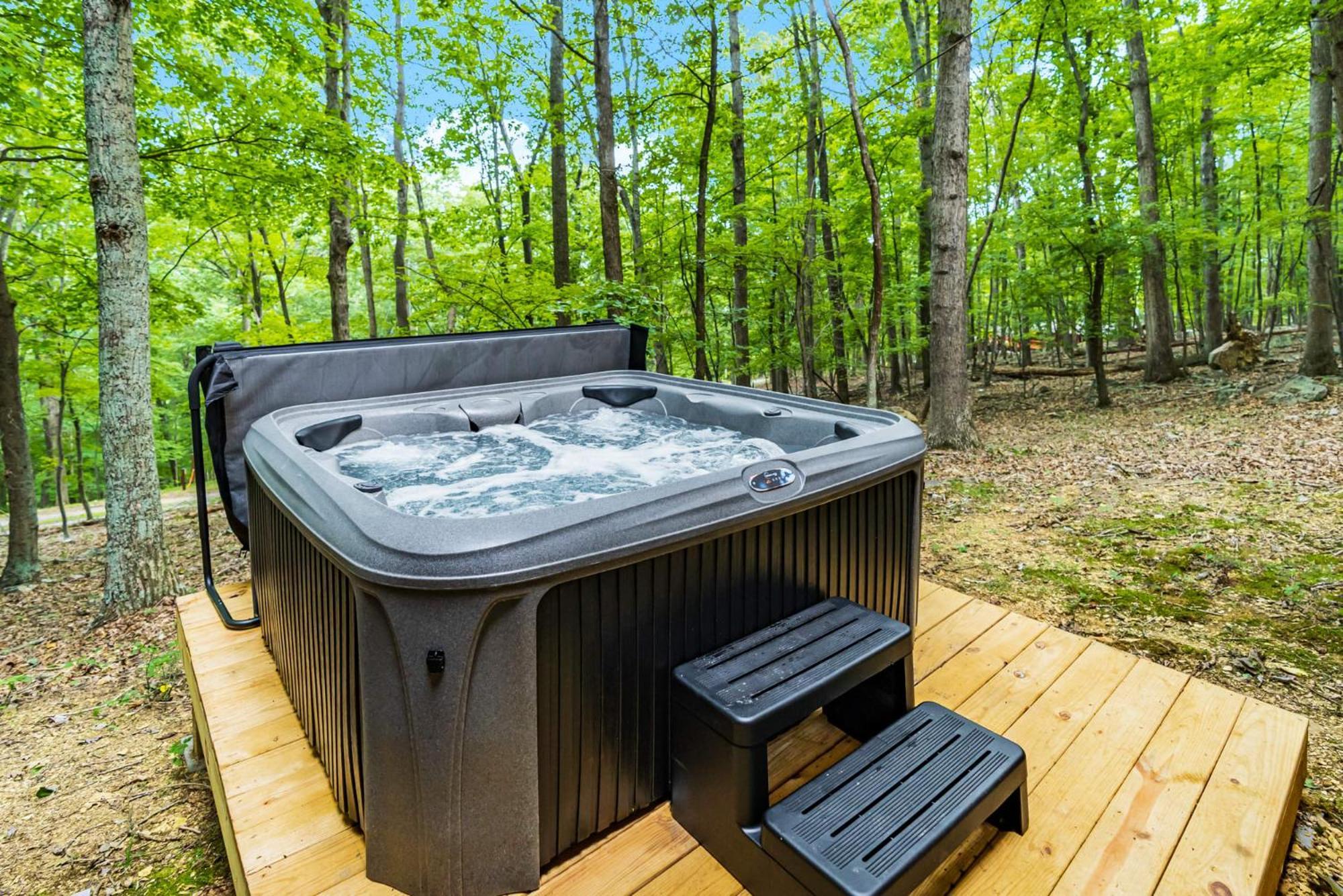 Secluded W Hot Tub, Fire Pit, Deck & Updated Wifi Great Cacapon ภายนอก รูปภาพ