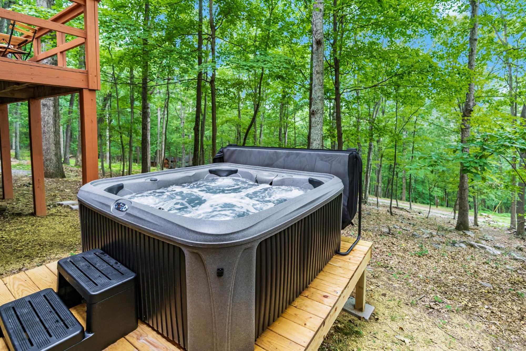 Secluded W Hot Tub, Fire Pit, Deck & Updated Wifi Great Cacapon ภายนอก รูปภาพ