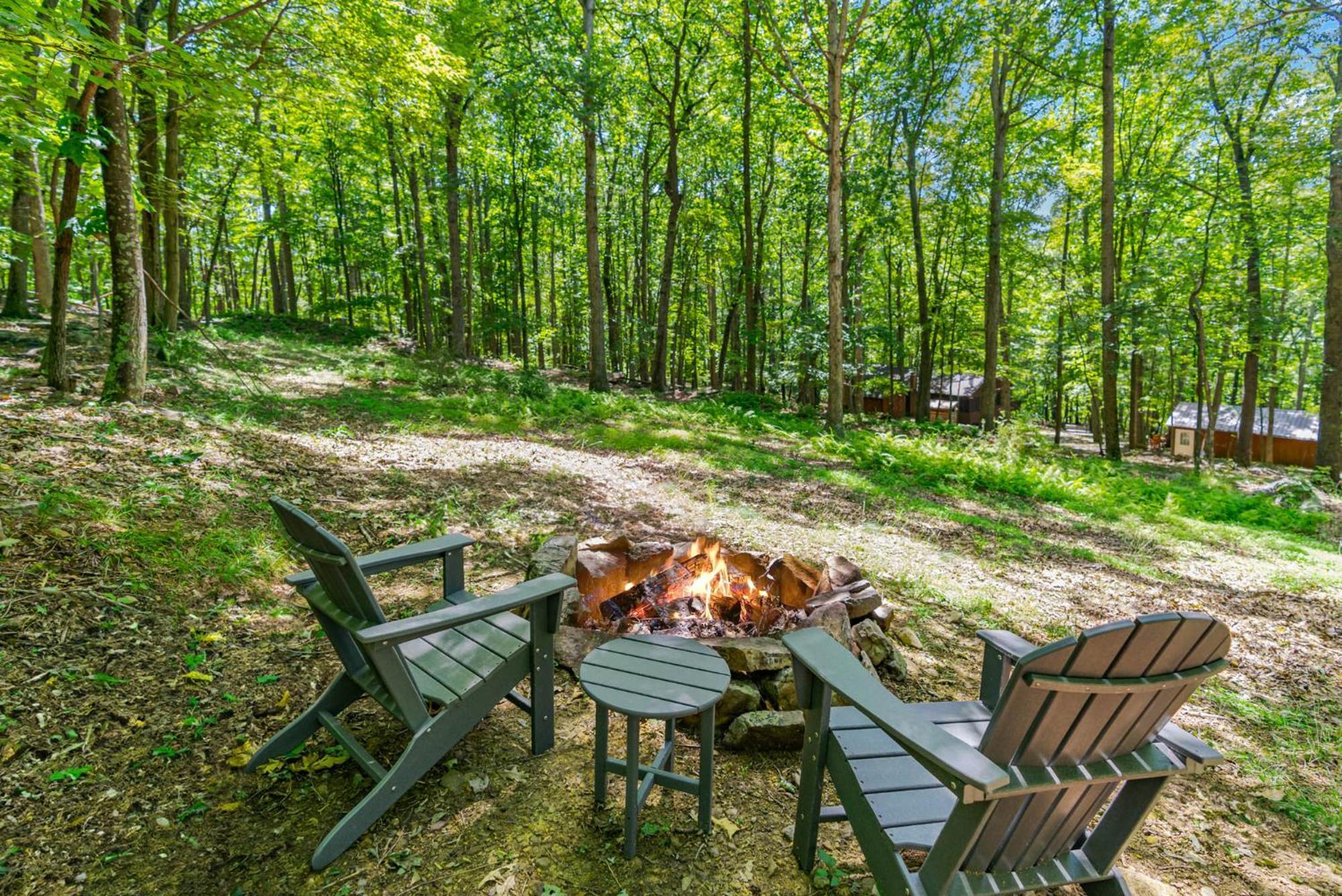 Secluded W Hot Tub, Fire Pit, Deck & Updated Wifi Great Cacapon ภายนอก รูปภาพ